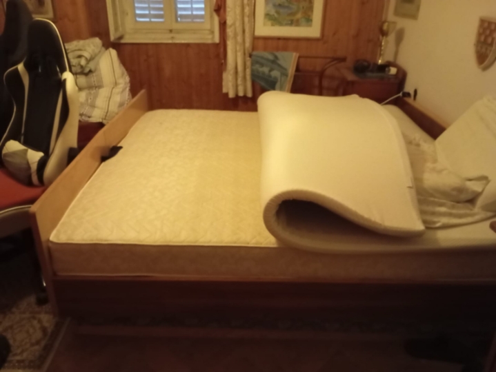 Krevet i dvije stolice