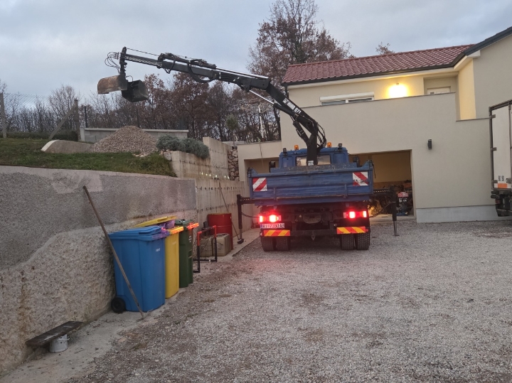 Prijevoz kamion kiper s dizalicom