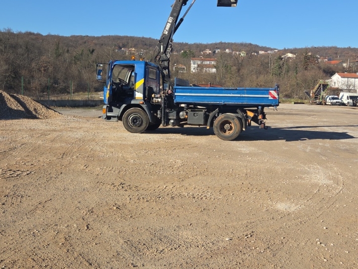 Prijevoz kamion kiper s dizalicom