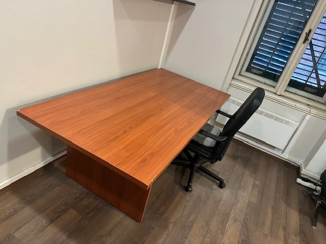 Tri uredska radna stola i stolice