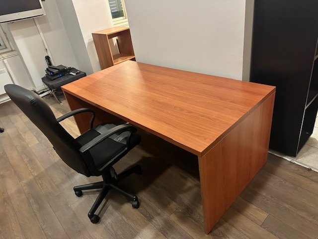 Tri uredska radna stola i stolice