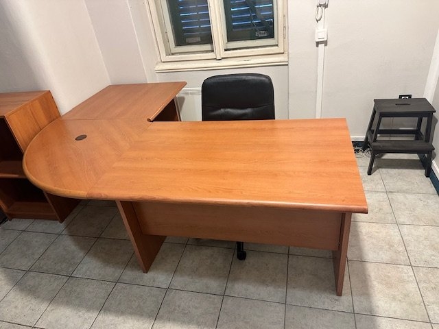 Tri uredska radna stola i stolice