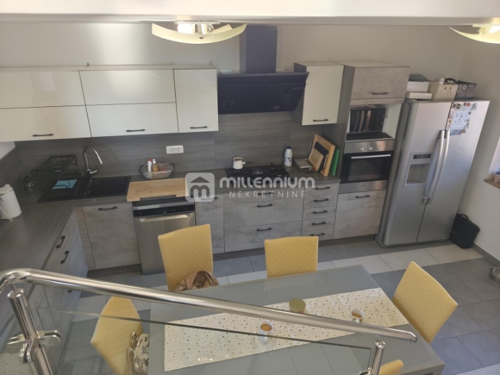 Grobnik, Cernik, 130m2, samostojeća kuća s dva stana