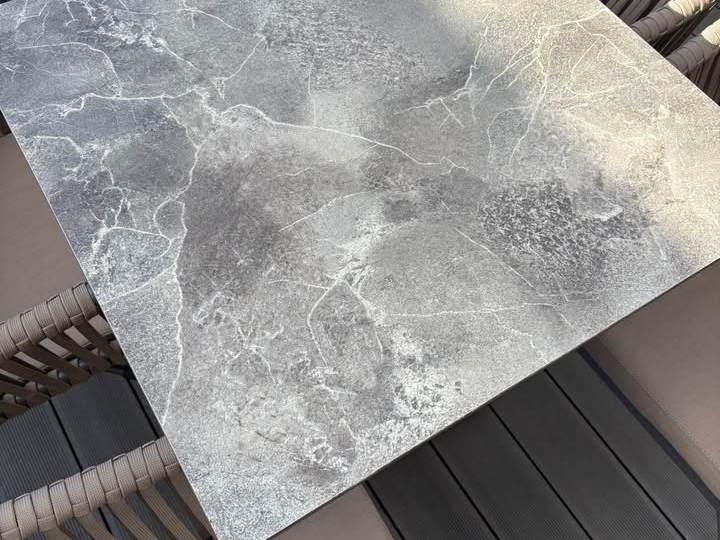 Stolovi za ugostiteljstvo