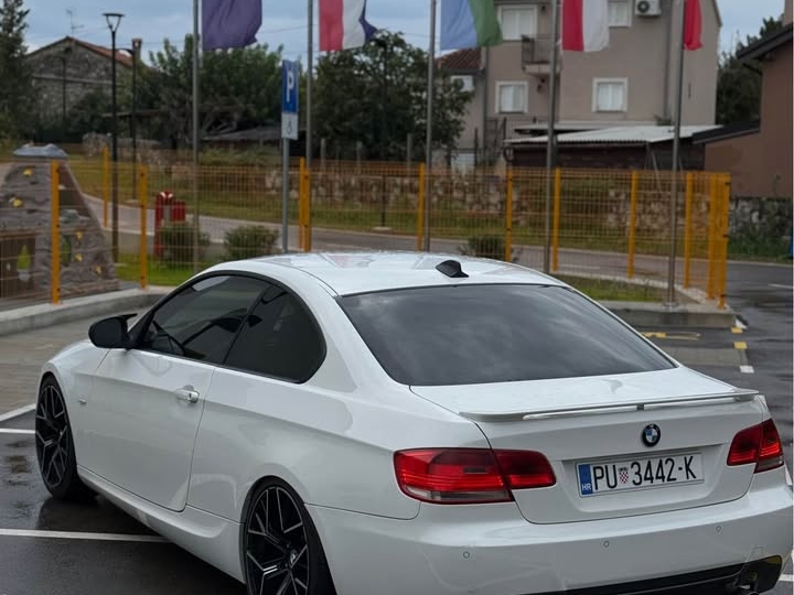 BMW E92 coupe 320D m-sport 335 LOOK