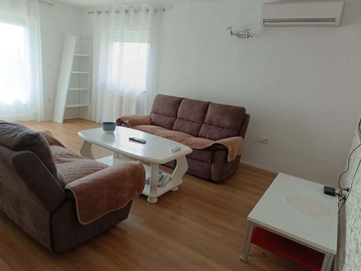 Iznajmljujem stan za radnike