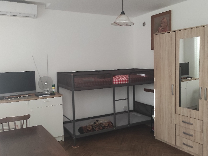 Garsonijeru iznajmljujem