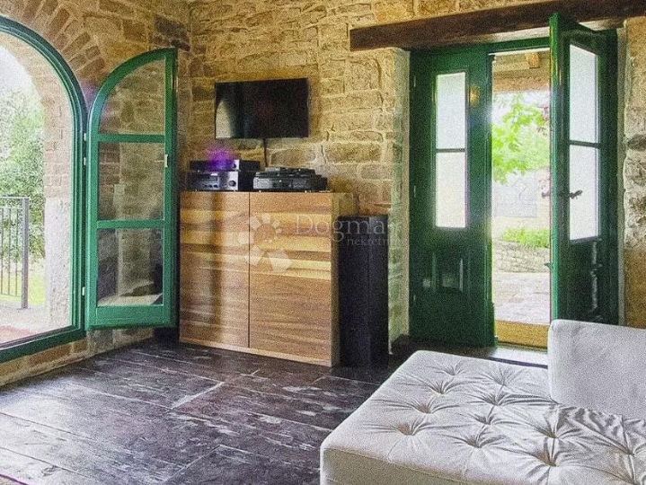 Poreč šira okolica - kamena vila s bazenom i 2 spavaće sobe