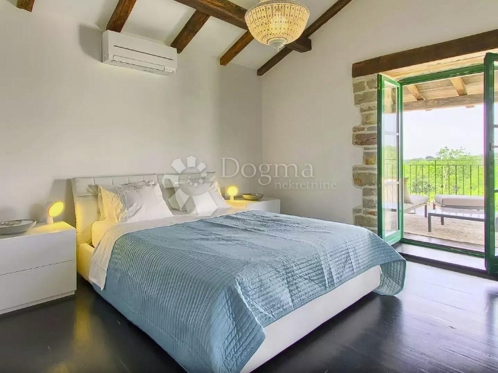Poreč šira okolica - kamena vila s bazenom i 2 spavaće sobe