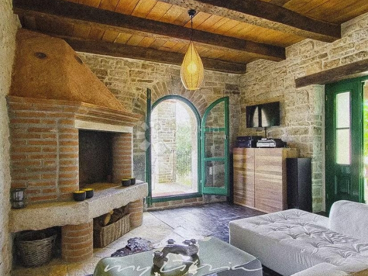 Poreč šira okolica - kamena vila s bazenom i 2 spavaće sobe