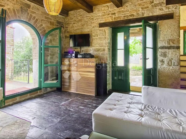 Poreč, šira okolica, kamena vila s bazenom i 3 spavaće sobe