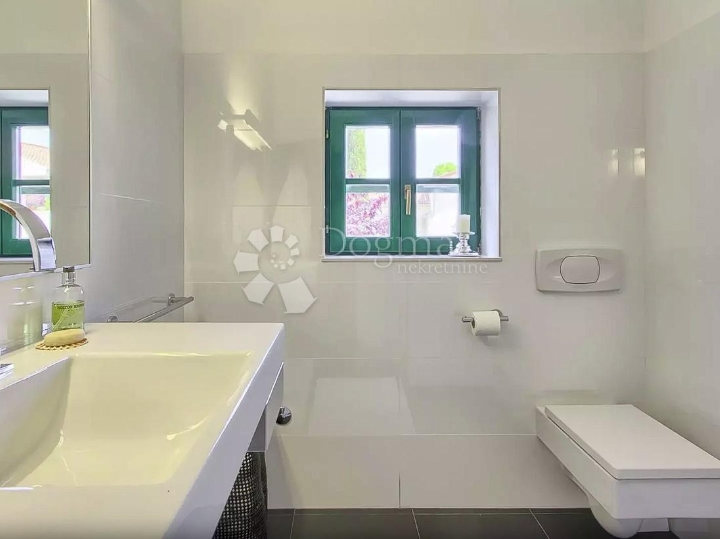 Poreč, šira okolica, kamena vila s bazenom i 3 spavaće sobe