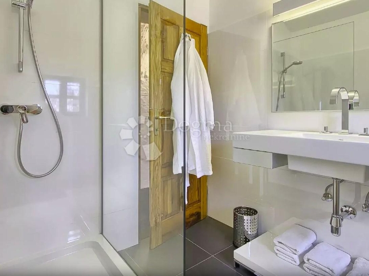 Poreč, šira okolica, kamena vila s bazenom i 3 spavaće sobe