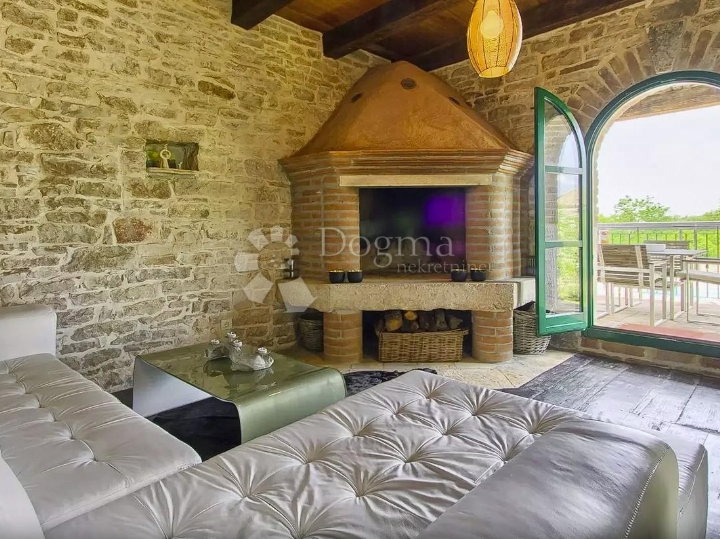 Poreč, šira okolica, kamena vila s bazenom i 3 spavaće sobe