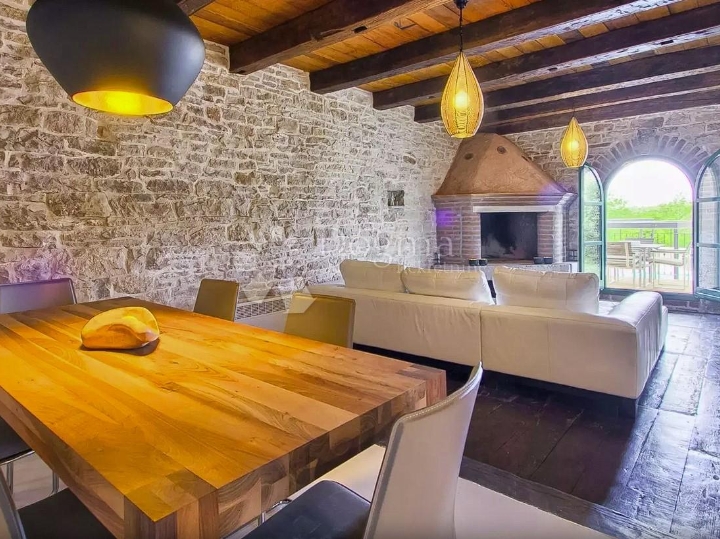 Poreč, šira okolica, kamena vila s bazenom i 3 spavaće sobe