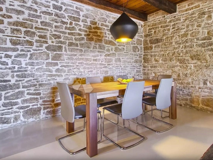 Poreč, šira okolica, kamena vila s bazenom i 3 spavaće sobe