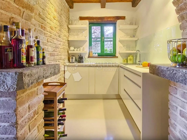 Poreč, šira okolica, kamena vila s bazenom i 3 spavaće sobe