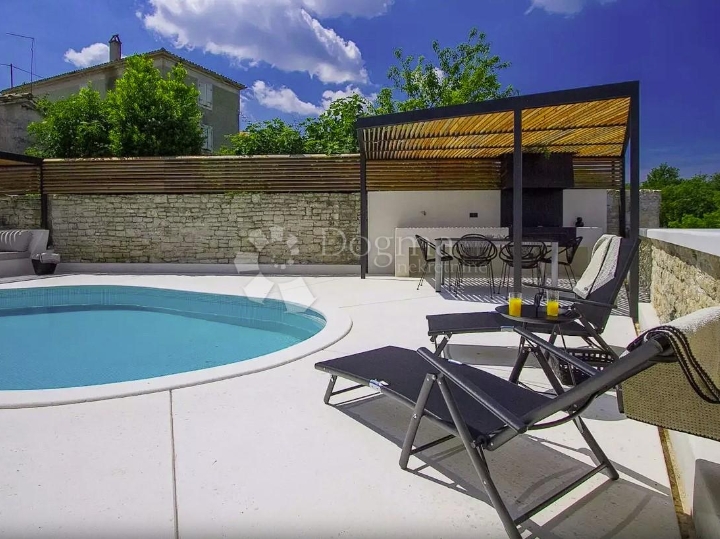 Poreč, šira okolica, kamena vila s bazenom i 3 spavaće sobe