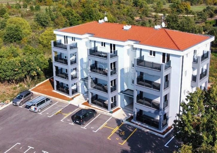 Luksuzan dvosoban stan u prizemlju s terasom - Poreč okolica