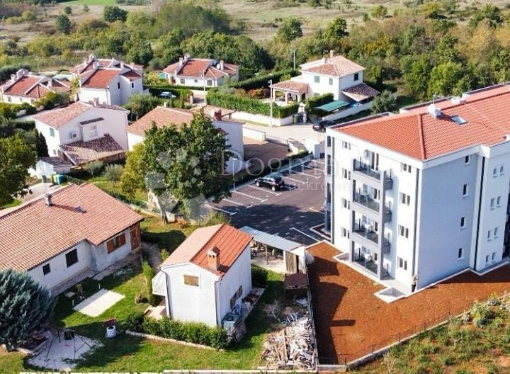 Luksuzan dvosoban stan u prizemlju s terasom - Poreč okolica