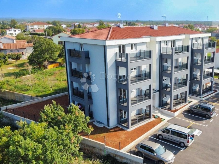 Luksuzan dvosoban stan u prizemlju s terasom - Poreč okolica