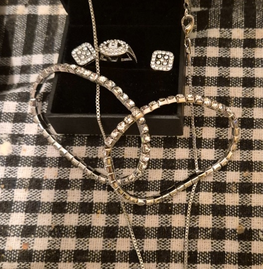 Prodajem nakit i sat