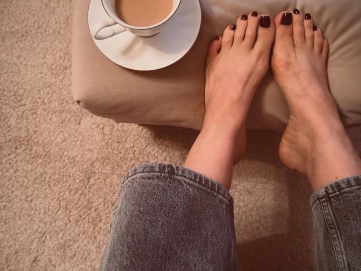 Ženska stopala uz kavu