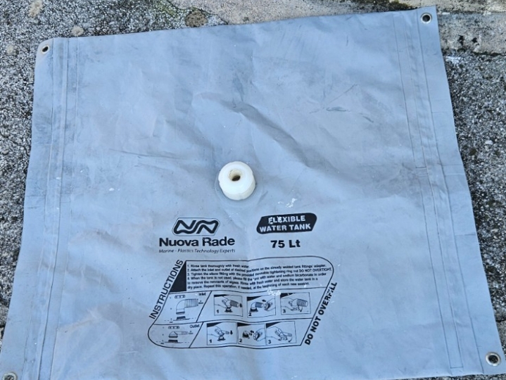 Dva fleksibilna tanka za vodu