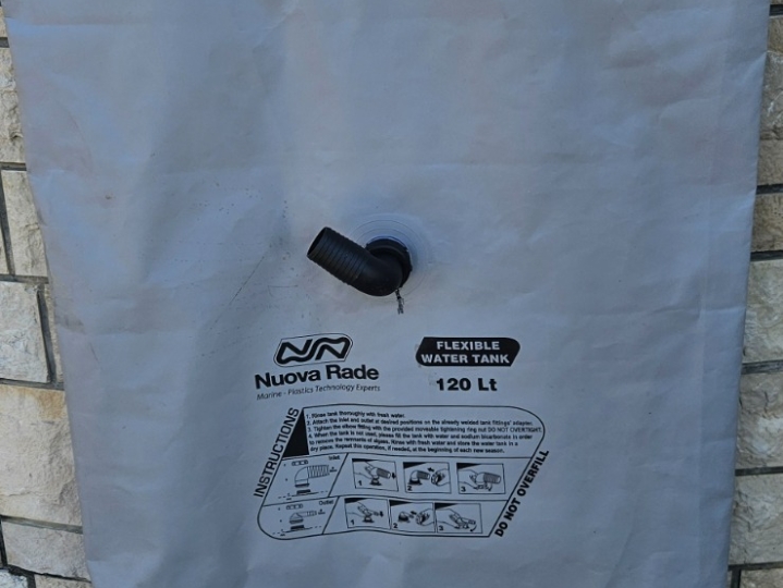 Dva fleksibilna tanka za vodu