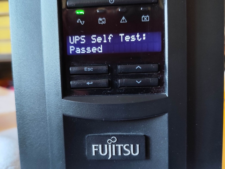 Ups Fujitsu/ APC  za PC i tehniku