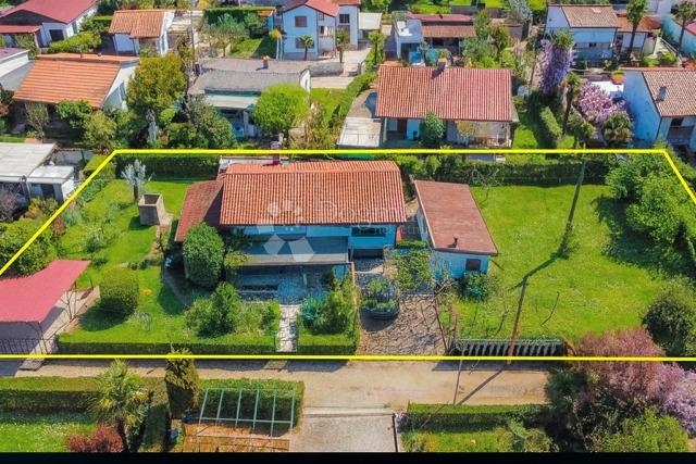 Kuća, 200 m od mora s projektom za novu vilu