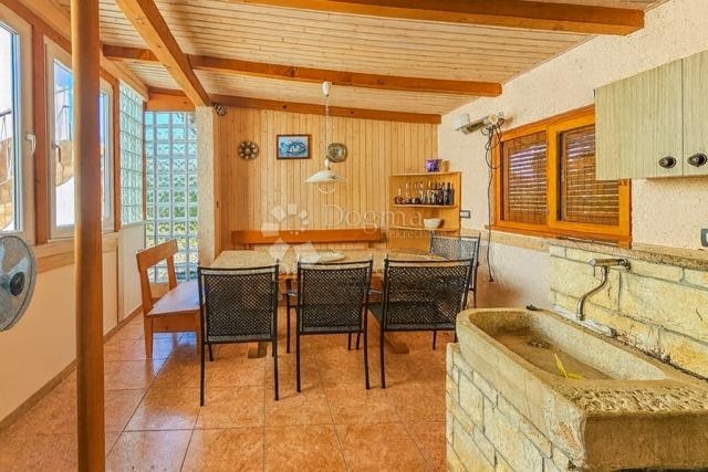 Kuća, 200 m od mora s projektom za novu vilu