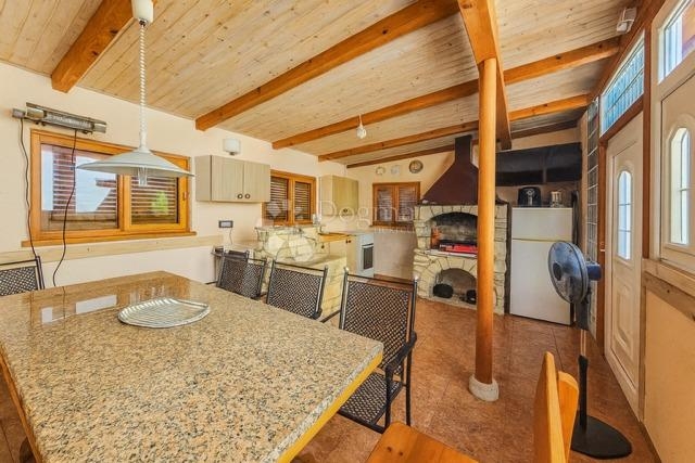 Kuća, 200 m od mora s projektom za novu vilu