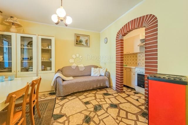 Kuća, 200 m od mora s projektom za novu vilu