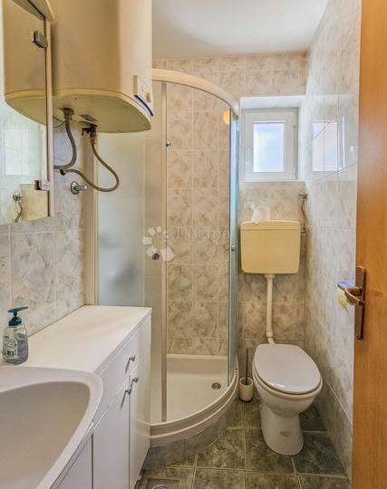 Kuća, 200 m od mora s projektom za novu vilu