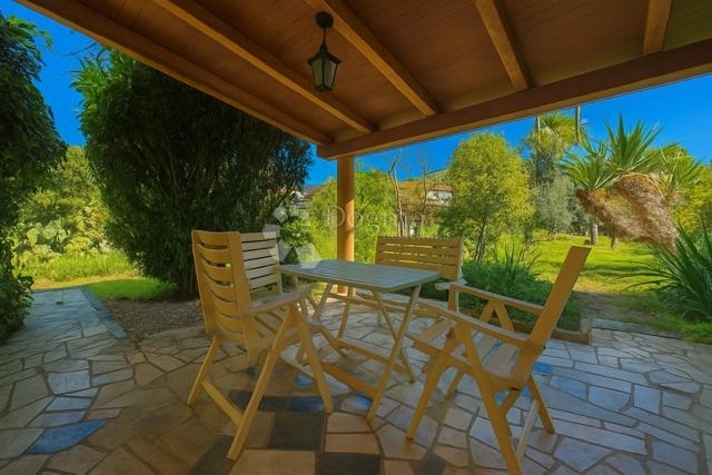 Kuća, 200 m od mora s projektom za novu vilu