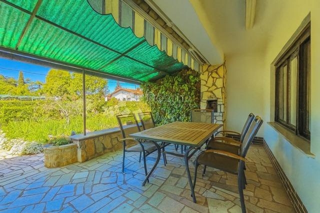 Kuća, 200 m od mora s projektom za novu vilu