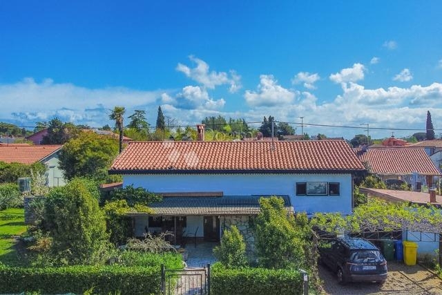 Kuća, 200 m od mora s projektom za novu vilu