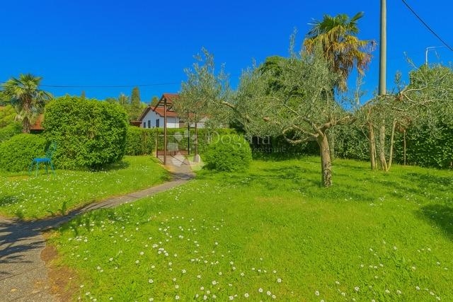 Kuća, 200 m od mora s projektom za novu vilu