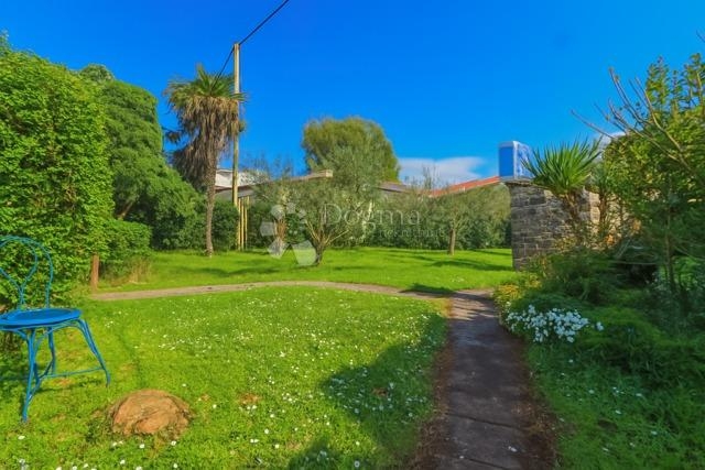 Kuća, 200 m od mora s projektom za novu vilu