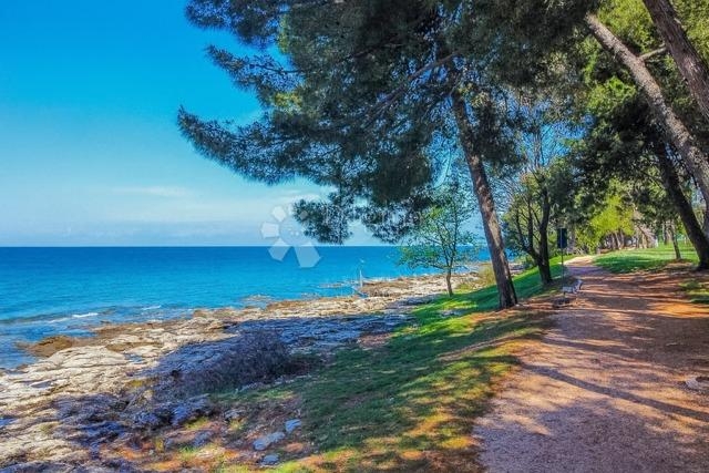 Kuća, 200 m od mora s projektom za novu vilu