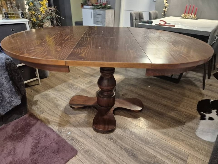 Okrugli masivni drveni stol