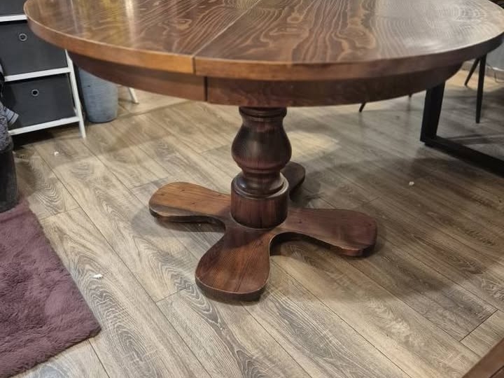 Okrugli masivni drveni stol