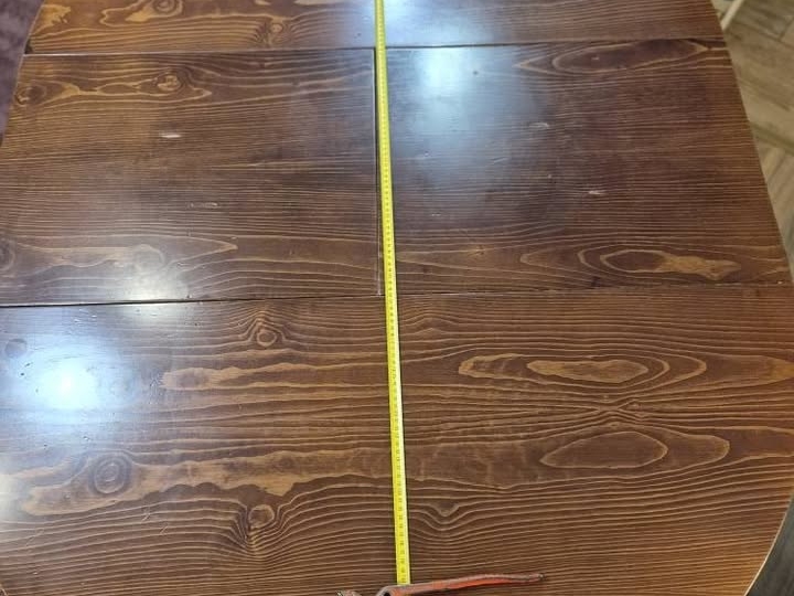 Okrugli masivni drveni stol