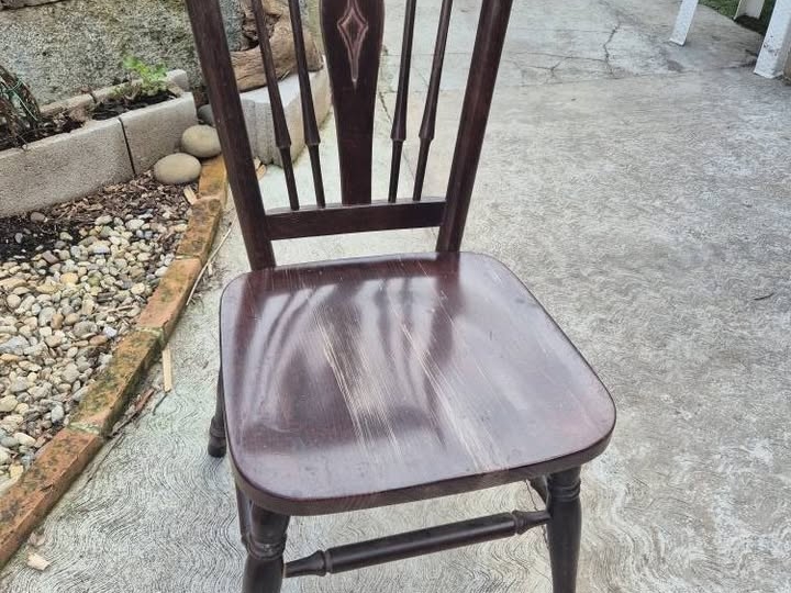 Okrugli masivni drveni stol