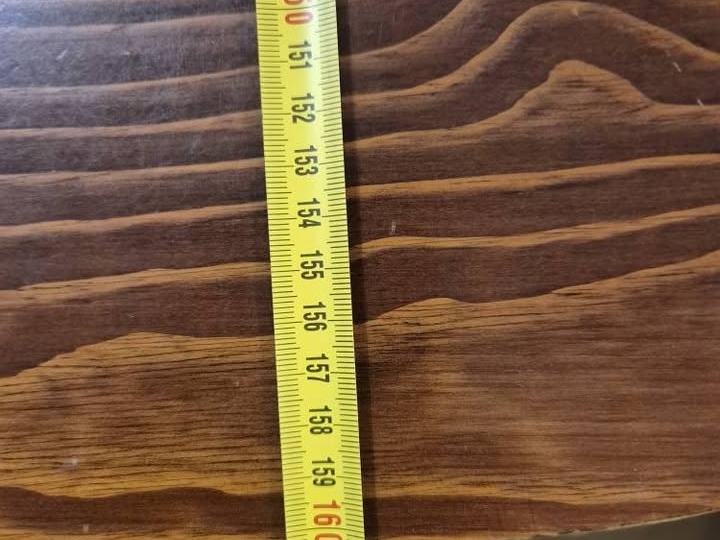 Okrugli masivni drveni stol