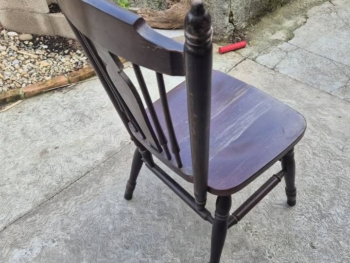 Okrugli masivni drveni stol