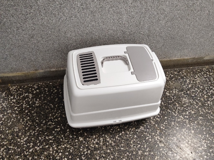 Plastična kutija za mačji pijesak