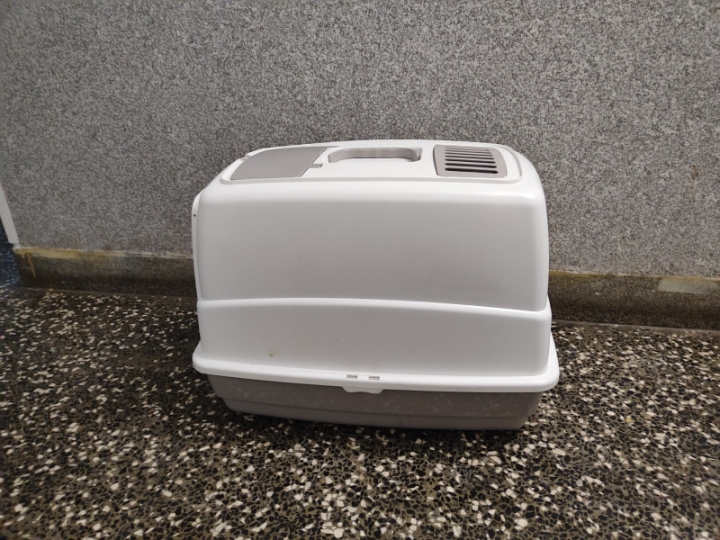 Plastična kutija za mačji pijesak