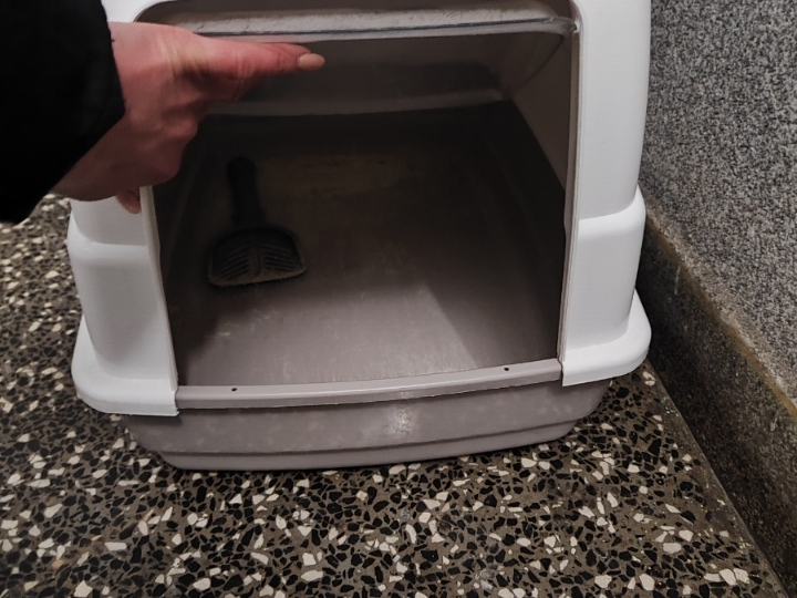 Plastična kutija za mačji pijesak